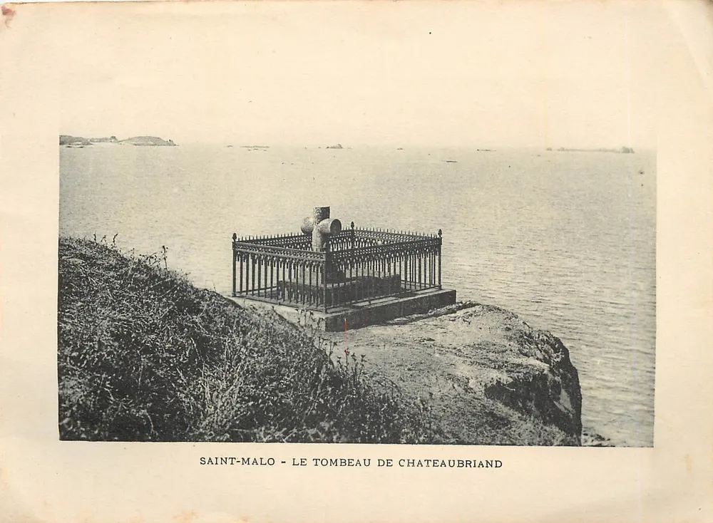 Saint-Malo - Le tombeau de Chateaubriand — Héliotypie E. Le Deley, Paris - Recto