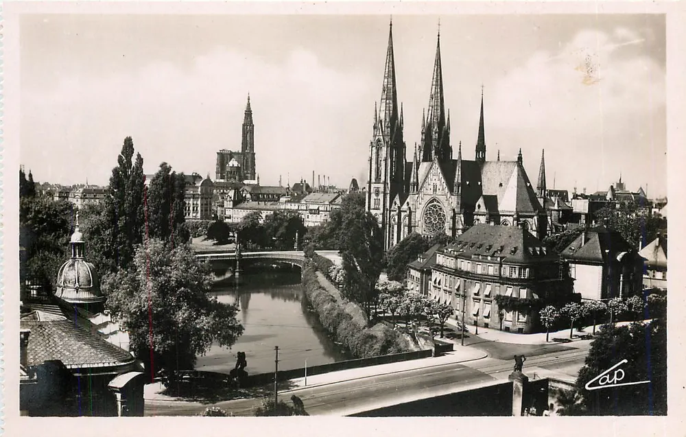 Straßburg — Evangelische Kirche Saint-Paul und die Kathedrale - Vorderseite