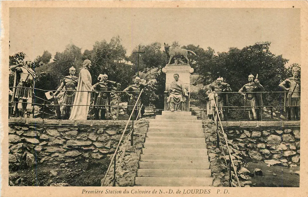 Première Station du Calvaire de N.-D. de Lourdes — P.D. — Édition P. Doucet Lourdes - Recto