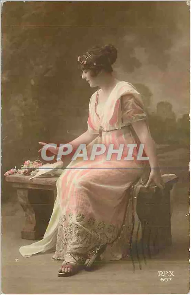 Mulher em vestido listrado — cena de jardim — REX 607 - Frente