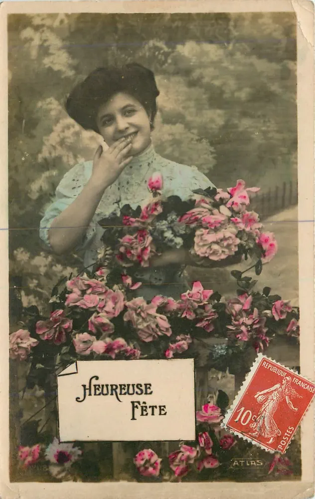 Femme souriante avec bouquet de roses — 'Heureuse Fête' — Atlas - Recto