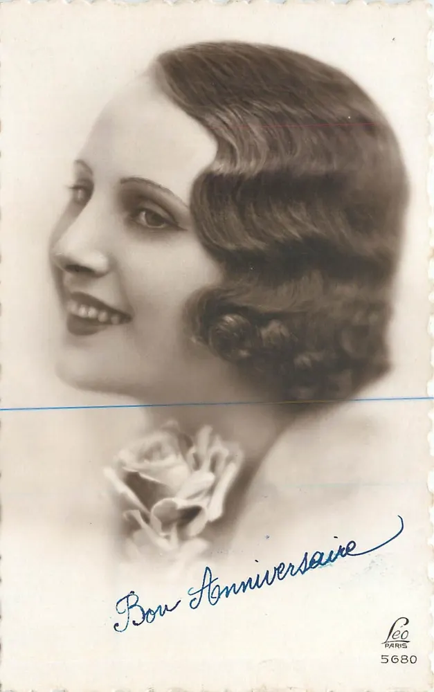 Mulher sorridente — retrato — Leo Paris 5680 - Frente