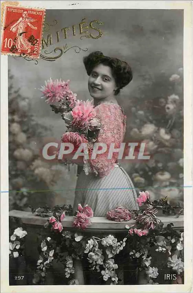 Mulher vestindo um vestido com motivos segurando flores — Editor IRIS, n° 297 - Frente