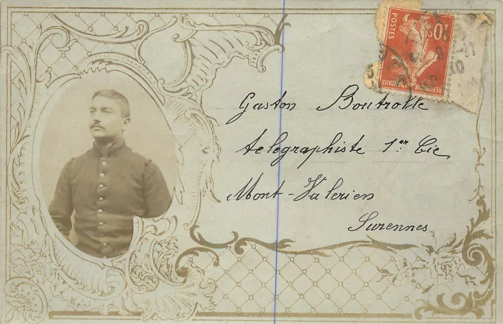 Soldado em uniforme — carta postal com selo de 10 centavos — editora não visível - Frente