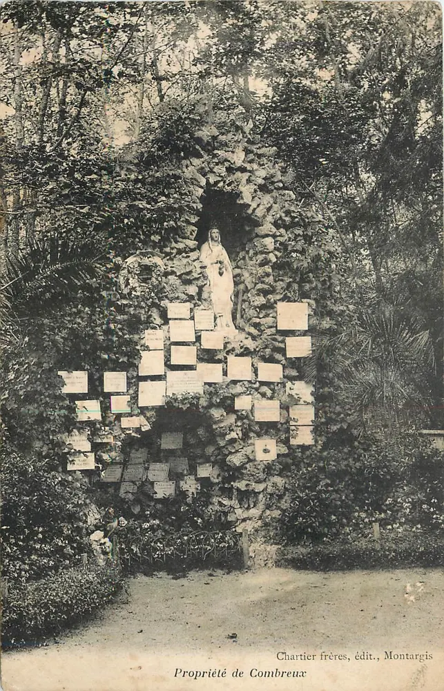 Estátua da Virgem em um santuário em ruínas — Propriedade de Combreux — Chartier frères, editor, Montargis - Frente