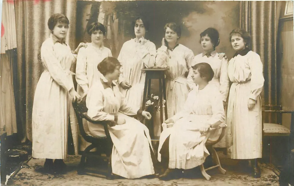 Groep jonge vrouwen — fotostudio — Parijs - Voorkant