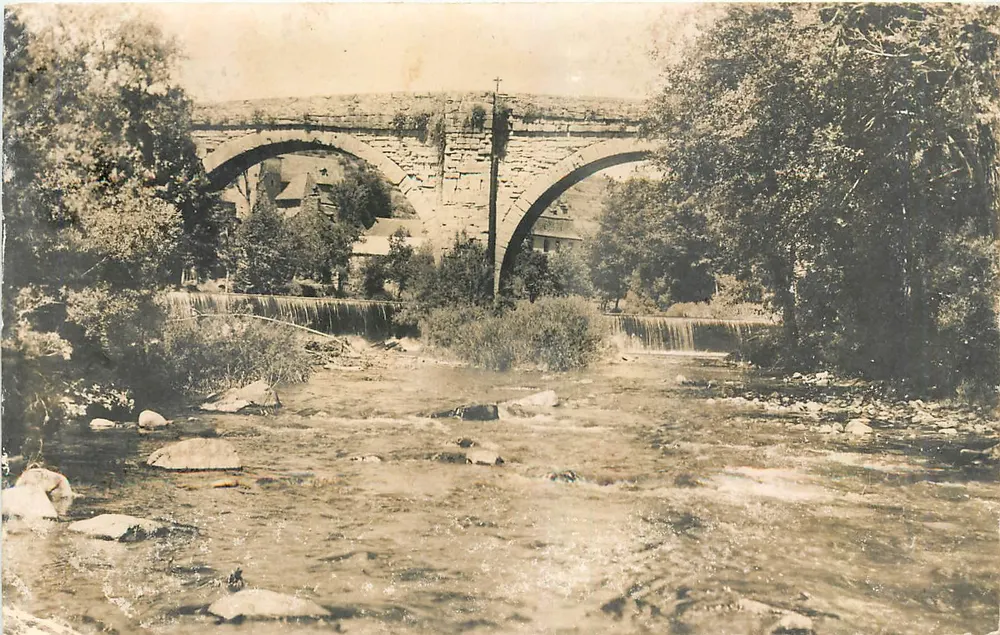 Le Monastier (Lozère) — canto de pesca perto do Pont Vieux na Colagne — Photo Charnard - Frente