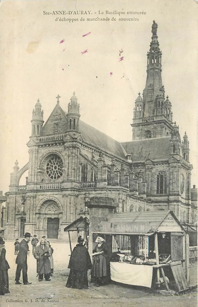 Ste-ANNE-D'AURAY — Die Basilika umgeben von Erinnerungsgeschäften — Verlag: H. RAMSUN (gedruckt auf der Karte) - Vorderseite