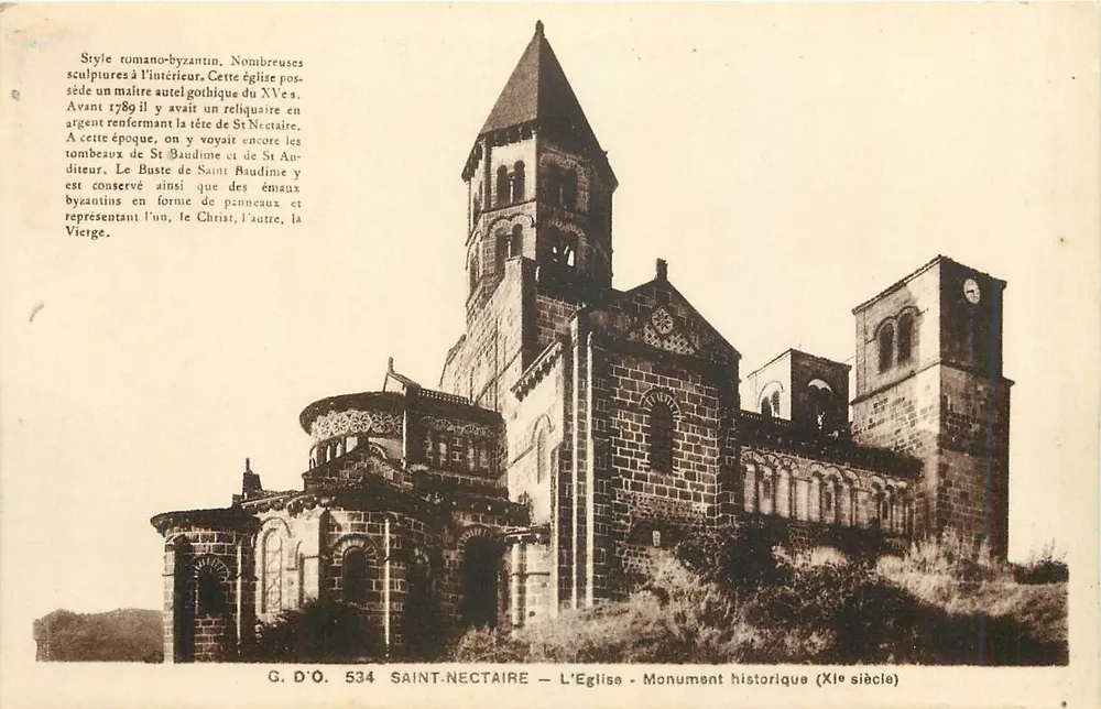 Saint-Nectaire — A Igreja — Monumento histórico (século XI) - Frente