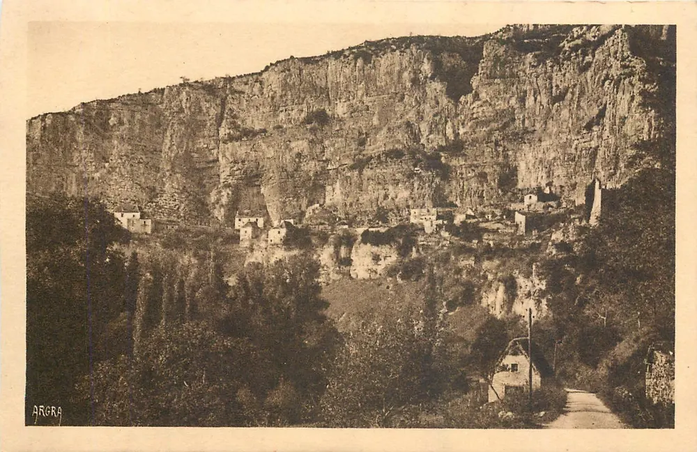Argra — Vista do vilarejo encaixado em um canyon — Arts Graphiques du Céle — n° 169 - Frente