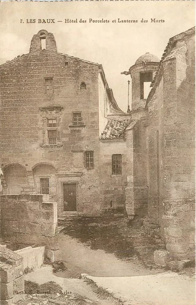 Les Baux — Hotel des Porcelets und Lanterne des Morts — Photo C. Daurel, Arles - Vorderseite