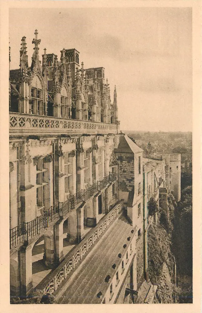 Castelo de Amboise — Fachada sobre a Loire — Imp. Lévy e Neubrun, Paris - Frente