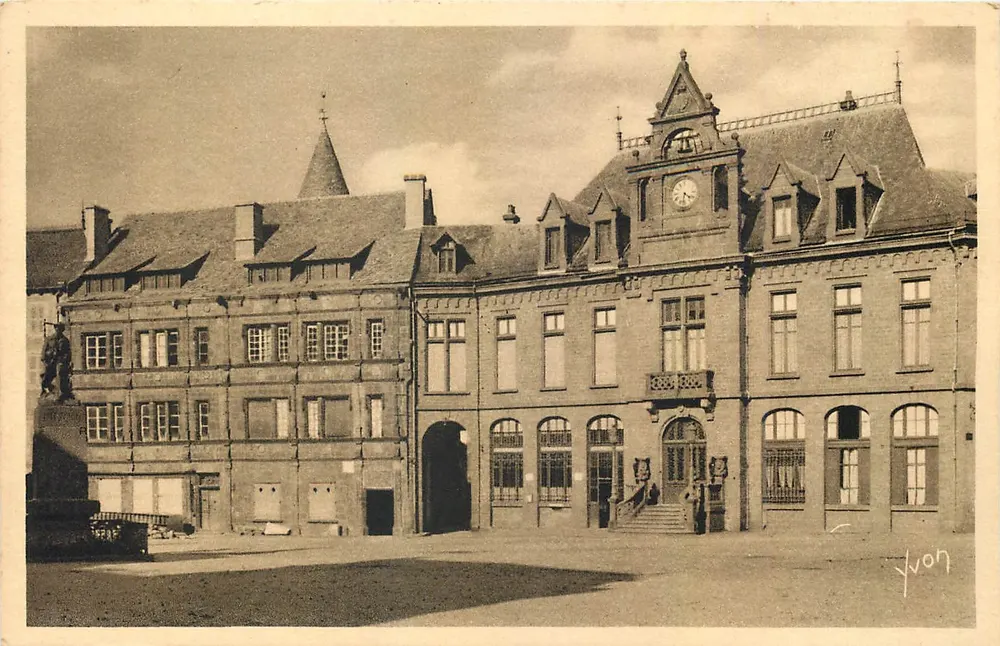 Saint-Flour (Cantal) — La Maison consulaire et l'Hôtel des Postes — Les Éditions d'Art Yvon - Recto