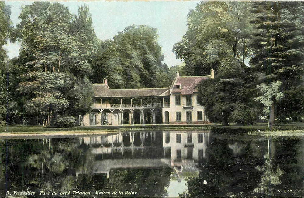 Versailles. Park des Petit Trianon. Königinnenhaus — L.V. & Cie - Vorderseite