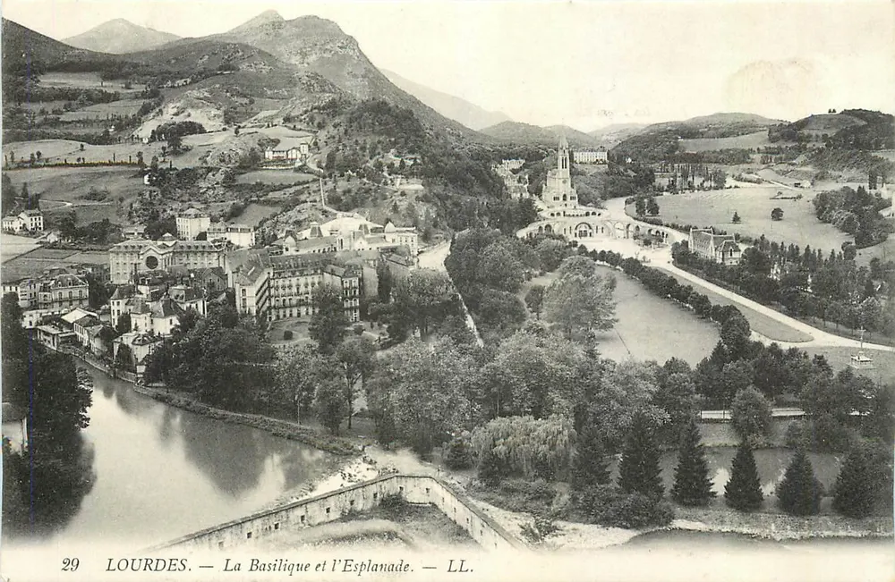LOURDES — A Basílica e a Esplanada — LL. - Frente