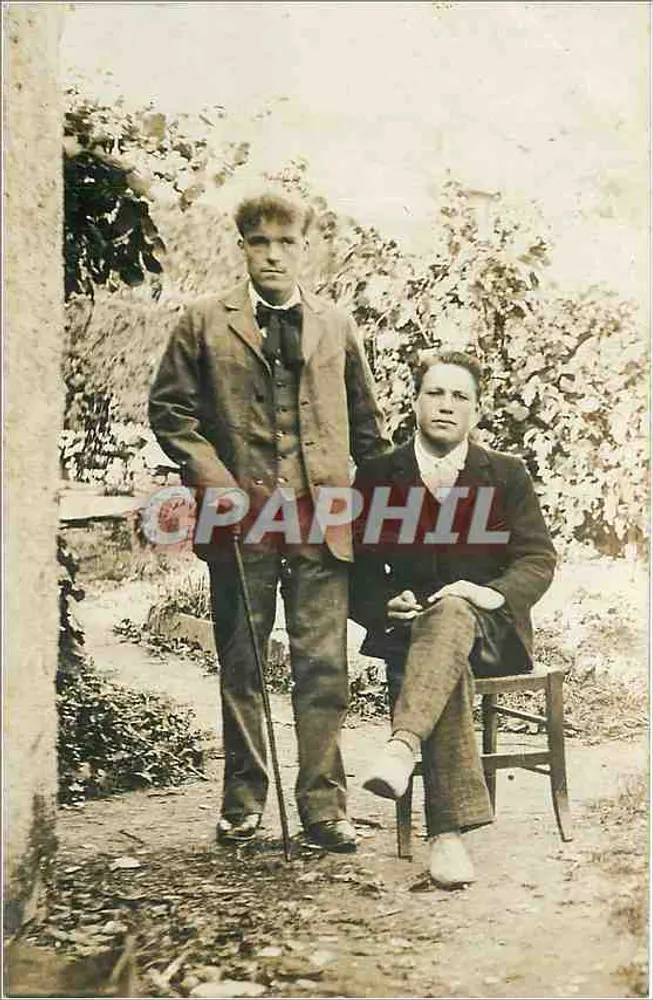 Dois jovens homens — jardim — Carte postale anônima - Frente