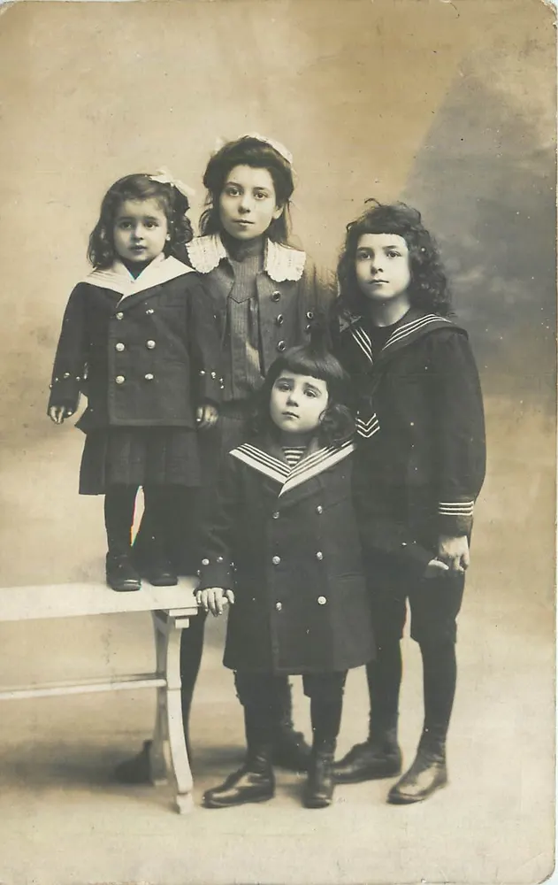 Vier kinderen in zeevaartuniform — fotostudio — Maatschappij van Producten 'AS DE TRÈBLE' - Voorkant