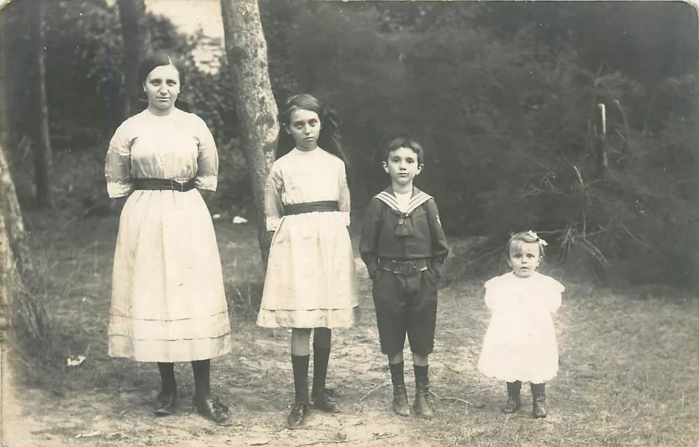 Família ao ar livre — número de série não visível - Frente