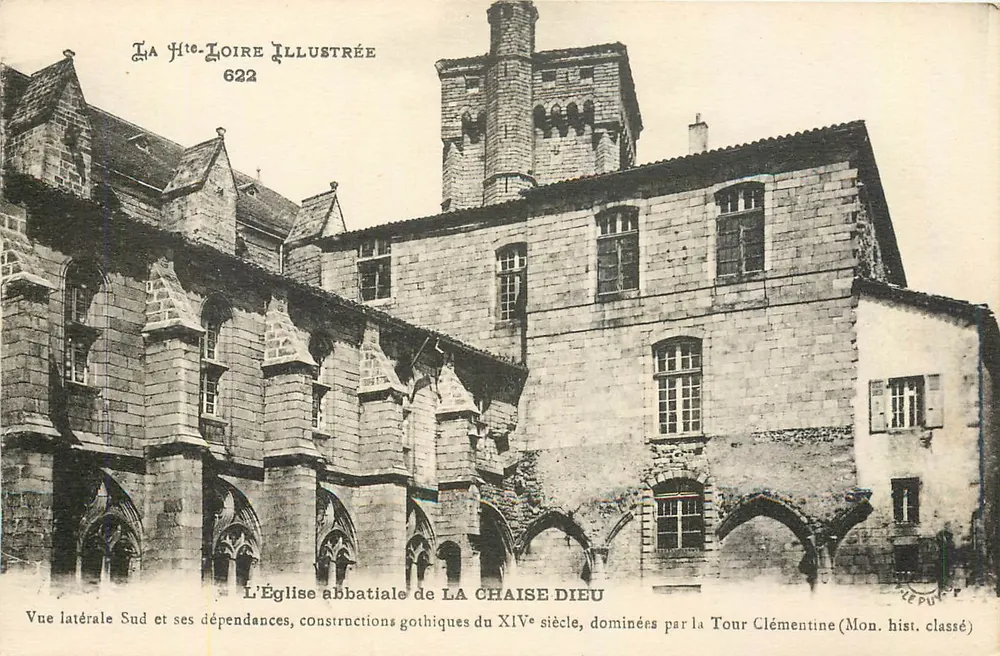 A Igreja Abbatial de LA CHAISE DIEU — Vista lateral sul e dependências góticas do século XIV, dominadas pela Torre Clémentine (Monumento Histórico classificado) — La Hié-Loire Illustrée 622 - Frente