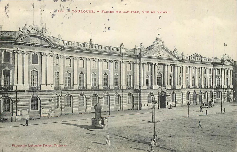 Toulouse — Fachada do Capitole, vista de perfil — Fototipia Labouche Frères, Toulouse - Frente