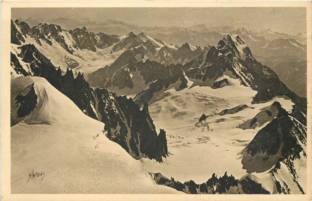 Massif do Mont Blanc — Mur de la Côte, descida do cume para o col de la Brenva pelo itinerário chamado « Haute Route » — Éditions d'Art Yvon, Paris - Frente