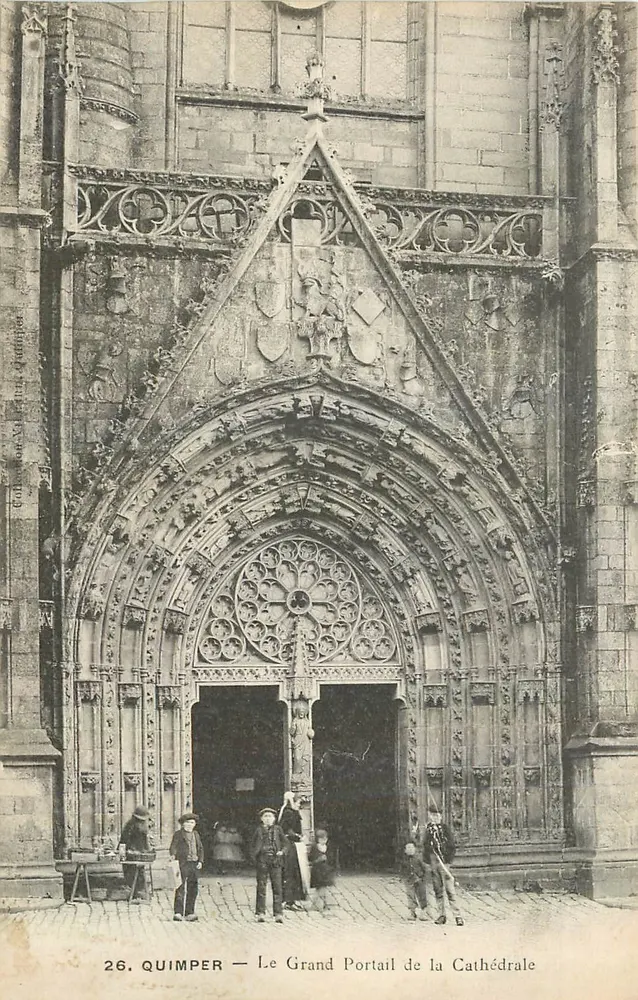 Quimper — Le Grand Portail de la Cathédrale — Éditeur : G. Béchard, n°26 - Recto