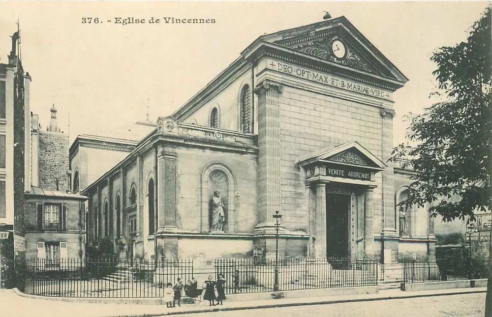 Igreja de Vincennes — vista da fachada com inscrição + DEO OPT MAX ET B MARIAE VIRC + — n° 376 - Frente