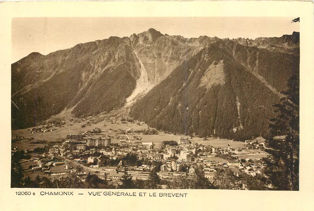 Chamonix — Vista geral e o Brevent — Estação do Brevent - Frente