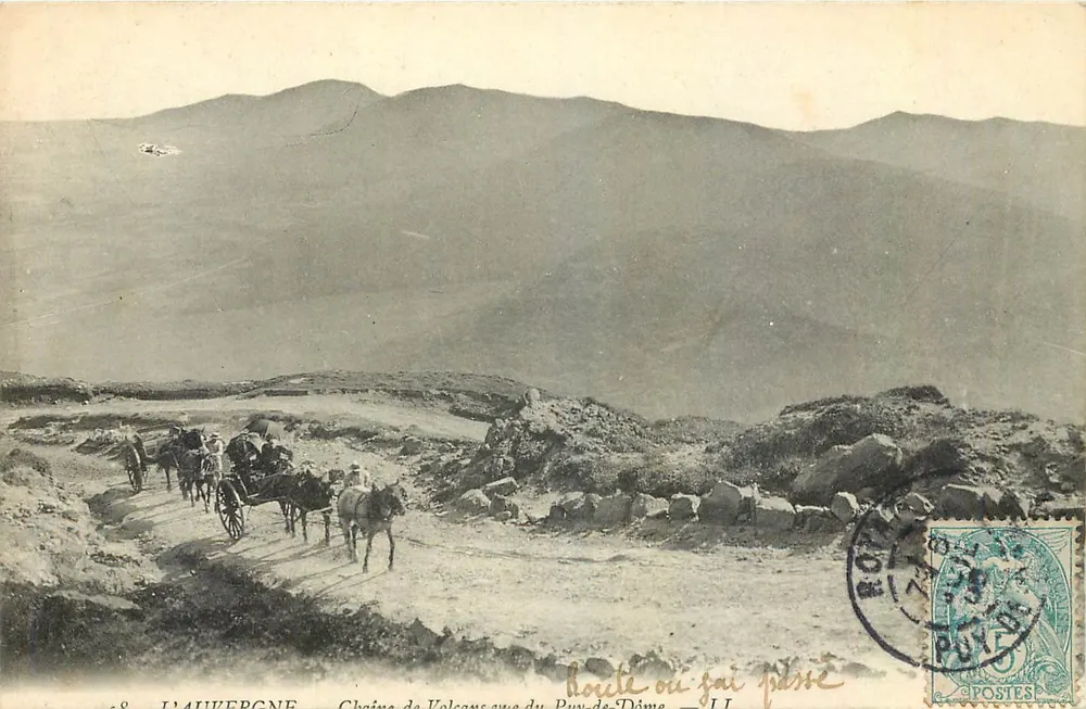 L'AUVERGNE — Cadeia de Vulcões vista do Puy-de-Dôme — Estrada onde passei — editor não visível - Frente