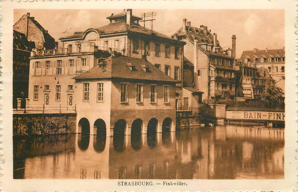 Strasbourg — Finkwiller, vista do canal com edifício com arcadas — editor Félix Lüb, número de série não visível - Frente