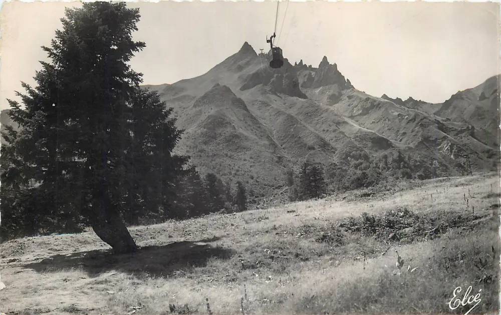 Le Puy-de-Dôme — Vue du téléphérique vers le sommet — Éditeur L. Chatagneau, Bordeaux - Recto