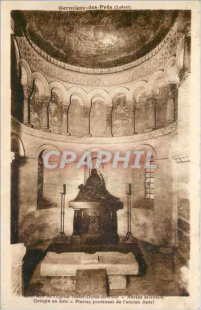 Germigny-des-Prés (Loiret) — Interior da Igreja Nossa Senhora da Piedade — Abside oriental — Grupo em madeira — Pedras provenientes do antigo altar - Frente