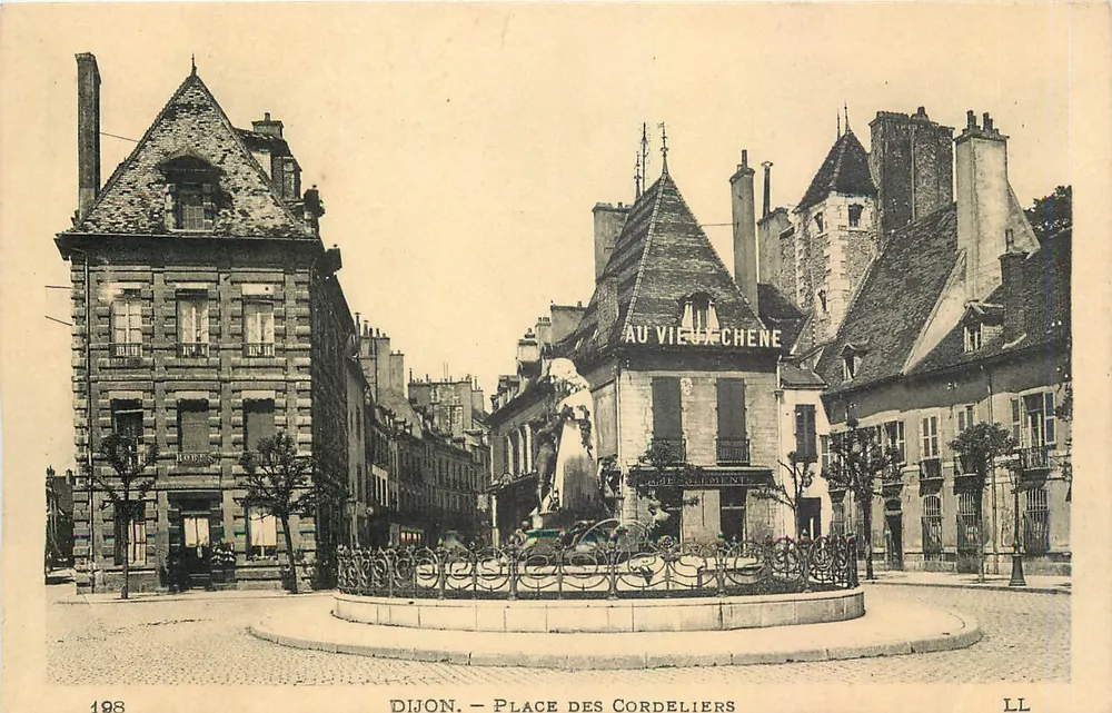 Dijon — Place des Cordeliers — Fontäne und Gebäude - Vorderseite
