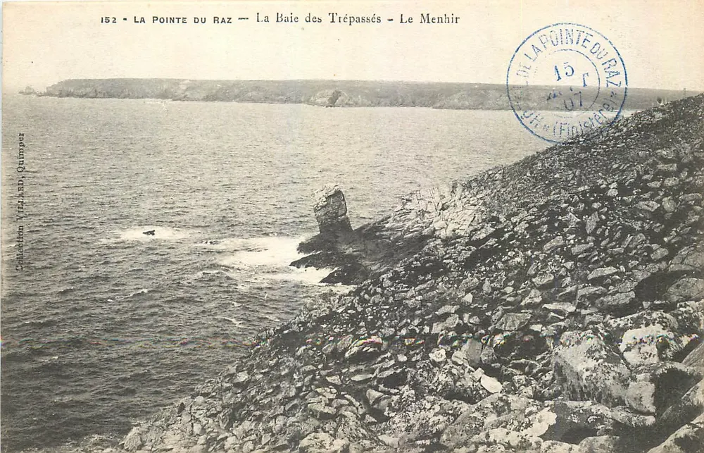 La Pointe du Raz — La Baie des Trépassés — Le Menhir — Collection VILHARR, Quimper - Recto