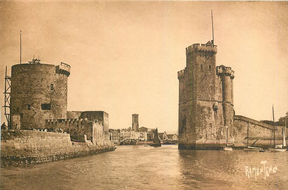Entrada do Porto de LA ROCHELLE — vista das torres da cidadela — edição R. Bergévin, n° 3208 - Frente