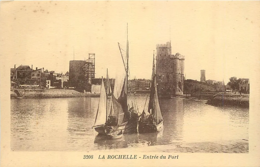 La Rochelle - Entrée du Port — vue du port avec des voiliers et la tour de la citadelle — éditeur R. Berger, n° 3208 - Recto