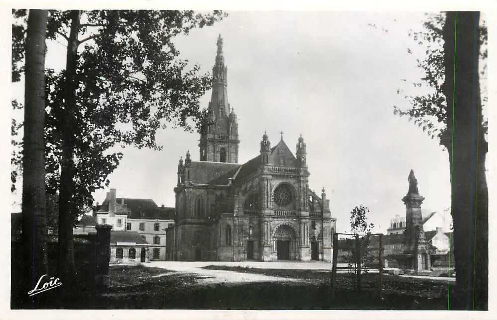 Sainte-Anne-d'Auray — Basilica and Fountain — Loïc - Front