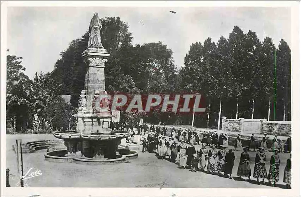 Sainte-Anne-d'Auray — Procession near the fountain — Ed. Mesny, 27, avenue du Mail, Rennes - Front