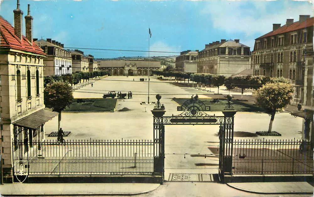 Montluçon (Allier) — As Casernas — Edições do LYS - Frente