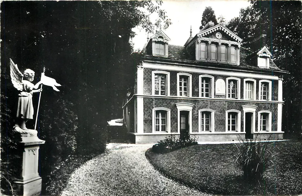 Les Buissonnets — Fachada de entrada — Office Central de Lisieux - Frente