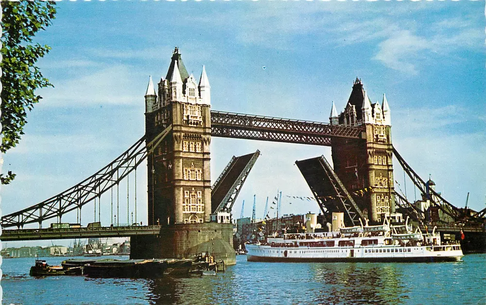 Tower Bridge, Londres — vista com barco — Série Natural Colour, C12706 - Frente