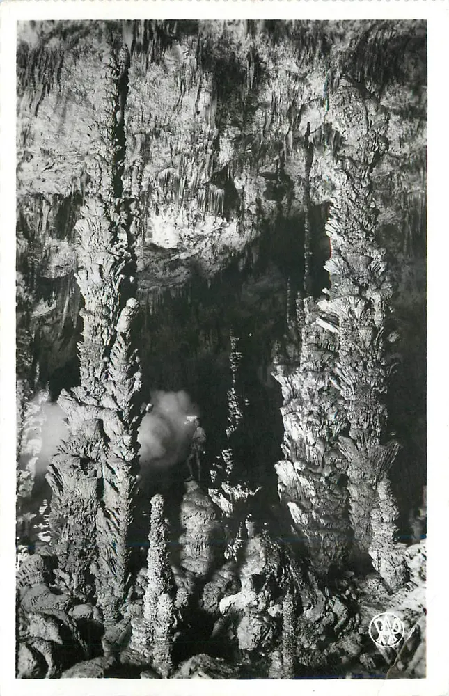 Aven d'Orgnac — Estalagmites gigantes — Foto Albert RIEU - Frente