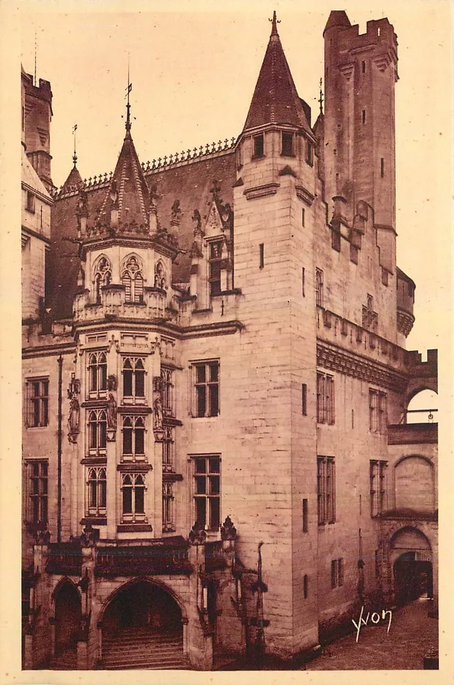 Pierrefonds Castle — The Entrance to the Castle — Les Éditions d'Art Yvon - Front