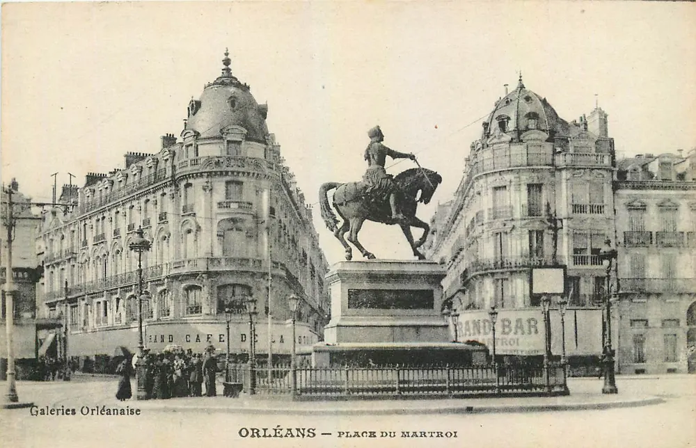 Orléans — Place du Martroi — paardrijstatue — Galeries Orléanaise - Voorkant