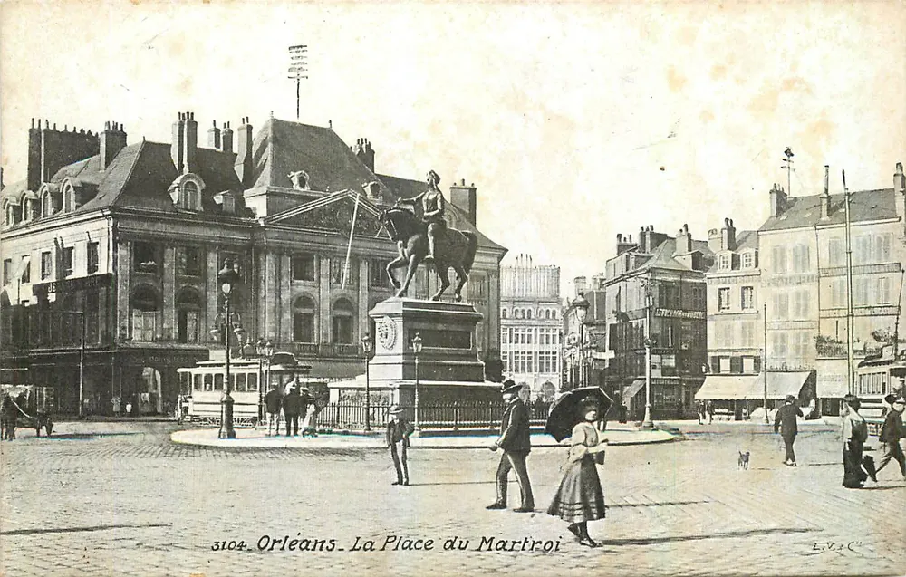Orléans. A Praça do Martroi — estátua equestre no centro — editor L.V.M.C. n° 3104 - Frente