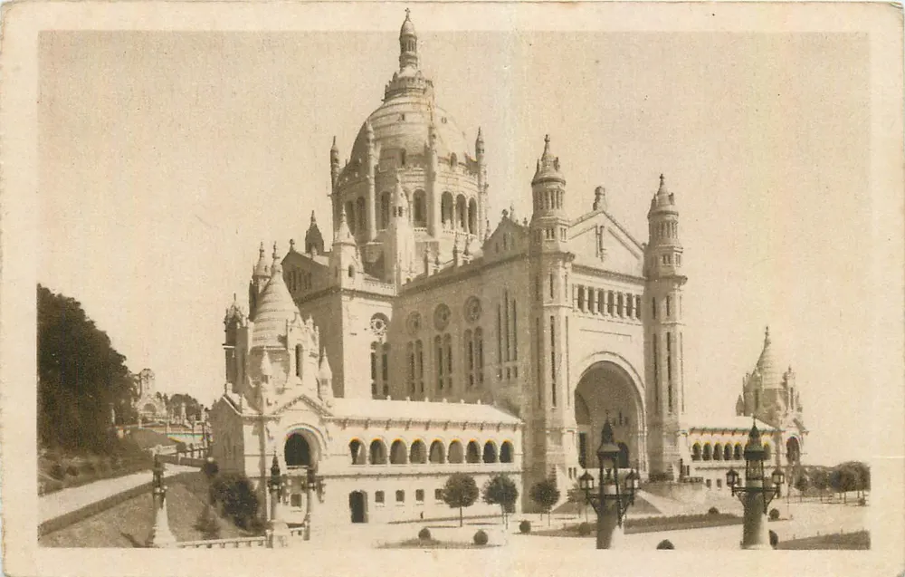 A Basílica de Lisieux — Vista geral — Odéon, Reprodução, Paris - Frente