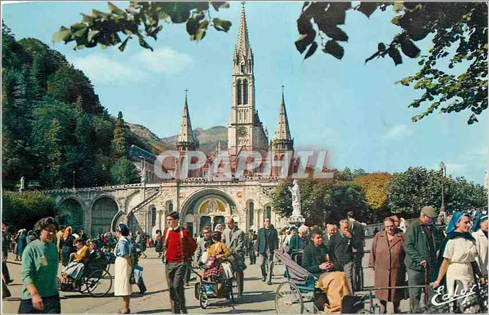 Lourdes — Les Malades reviennent de la Grotte — Édition A. Doucet, 8, Place Peyre, Lourdes - Recto