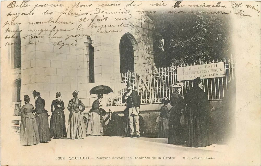 Lourdes — Pellegrinos diante dos Torneiras da Gruta — D. T., Editor, Lourdes - Frente