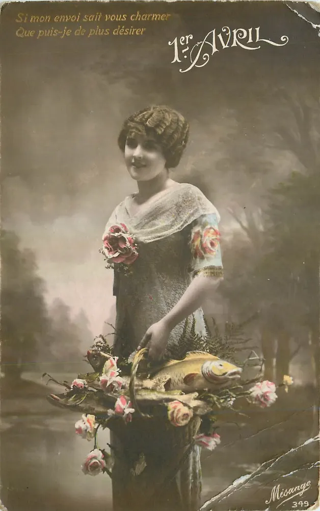 Jeune femme tenant un poisson décoré de roses — scène de Pâques — éditeur Misange n°349 - Recto