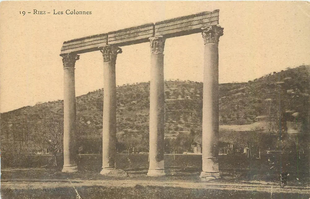 Riez - As Colunas — vista das ruínas romanas — n°19 - Frente
